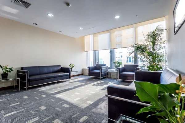 Salle de repos dans un immeuble de bureaux moderne — Photo