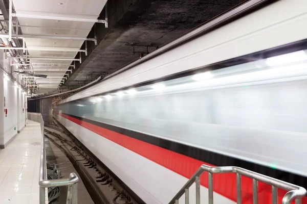 Τρένο κινείται γρήγορα στο σταθμό του μετρό — Φωτογραφία Αρχείου