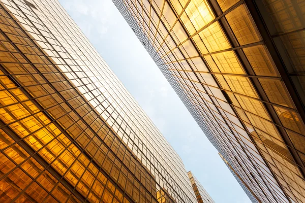 Modernas siluetas de cristal de rascacielos en la ciudad — Foto de Stock