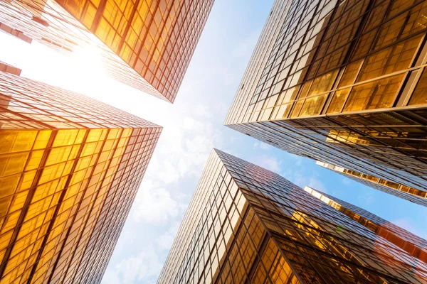 Silhuetas de vidro modernas de arranha-céus na cidade — Fotografia de Stock