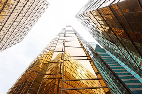 Современные стеклянные силуэты небоскребов в городе — стоковое фото