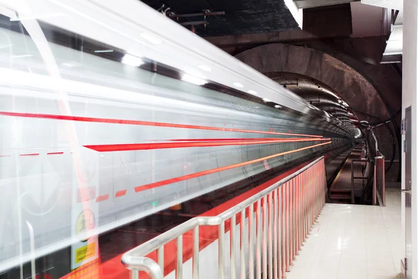 Train fast moving at subway station — Stock Photo, Image