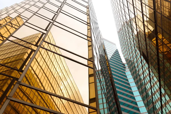 Современные стеклянные силуэты небоскребов — стоковое фото