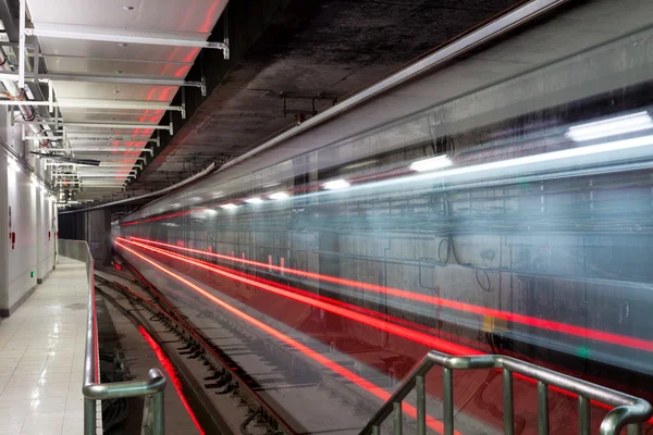 Treno veloce in movimento alla stazione della metropolitana — Foto Stock