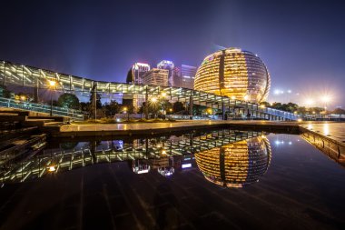 Modern şehrin gece sahnesi
