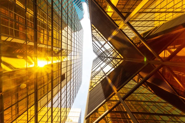 Современные стеклянные силуэты небоскребов — стоковое фото