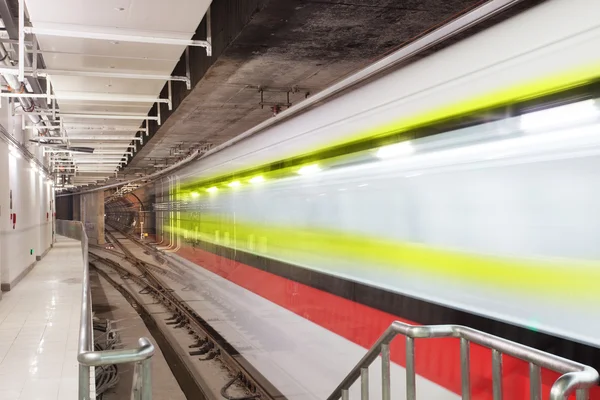 Juna liikkuu nopeasti metroasemalla — kuvapankkivalokuva