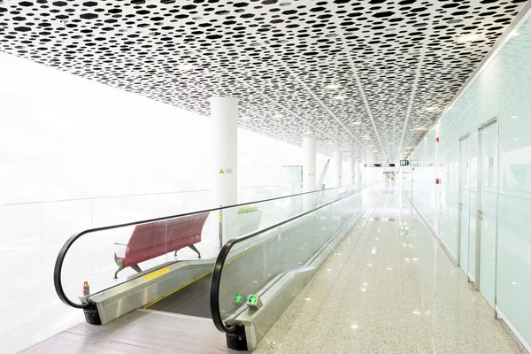 Escalator in modern building — Stock Photo, Image