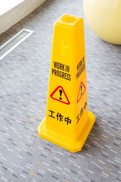 Cone amarelo, trabalho em sinais de progresso . — Fotografia de Stock
