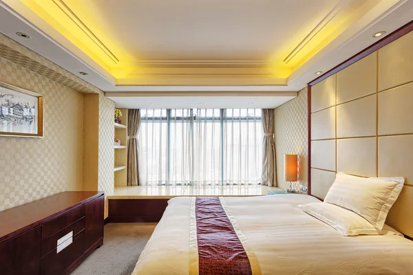 Роскошная спальня в отеле — стоковое фото