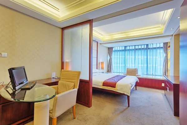 Роскошная спальня в отеле — стоковое фото