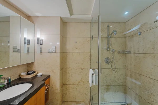 Ванная комната в отеле — стоковое фото