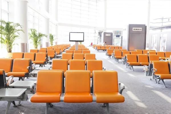 Зал ожидания современного терминала аэропорта — стоковое фото