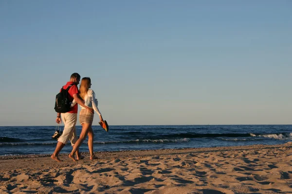 Casal durante um passeio na praia — Fotografia de Stock