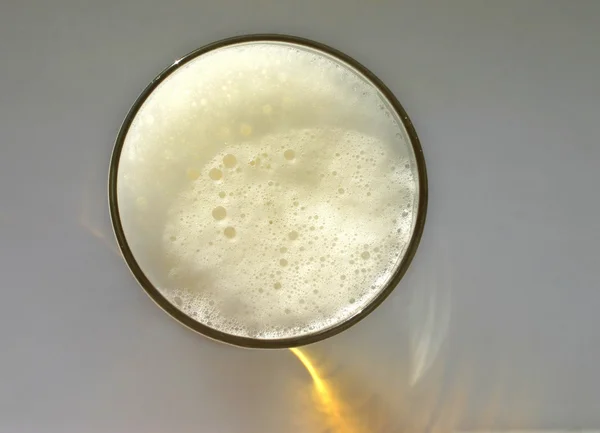 Vaso lleno de cerveza, vista desde obove — Foto de Stock