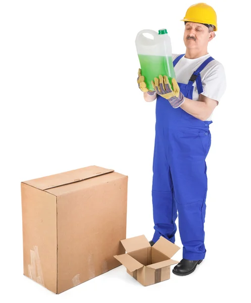 El trabajador recibe la entrega con líquido verde — Foto de Stock