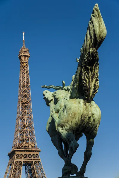 Tour Eiffel und Statue — Stockfoto