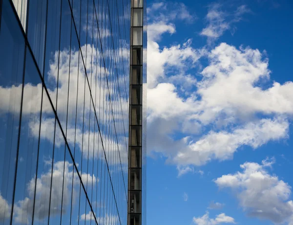 Nube sopra il grattacielo — Foto Stock