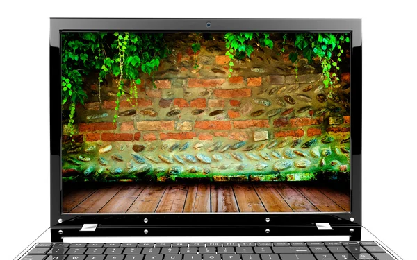 Laptop z ściana — Zdjęcie stockowe