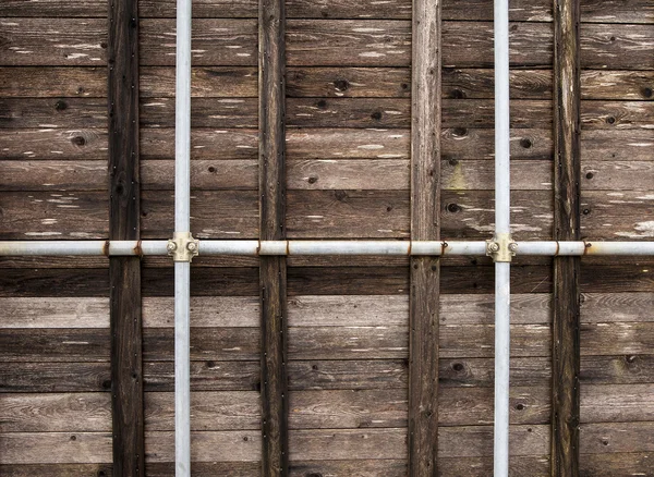 Деревянная стена с трубами — стоковое фото
