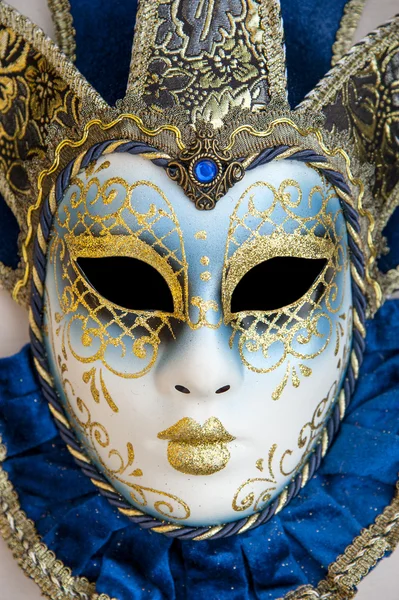 Masque vénitien coloré avec de nombreux détails dessus — Photo