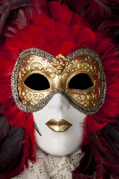 Máscara veneciana colorida con muchos detalles en ella — Foto de Stock
