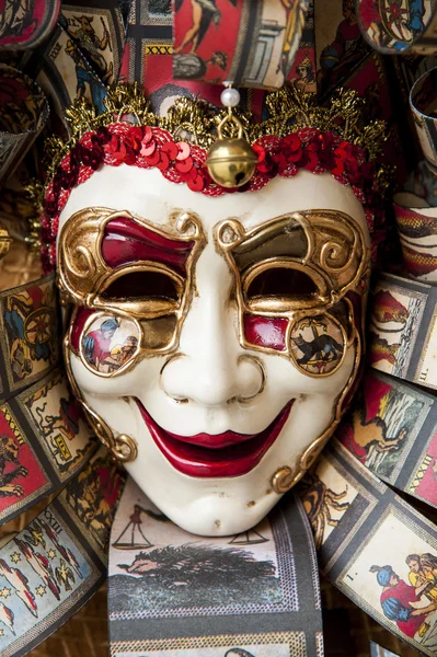 Bunte venezianische Maske mit vielen Details darauf — Stockfoto