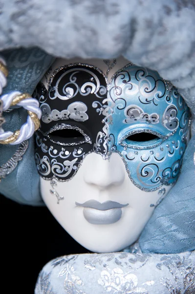 Bunte venezianische Maske mit vielen Details drauf与它的许多细节的炫彩威尼斯面具 — 图库照片