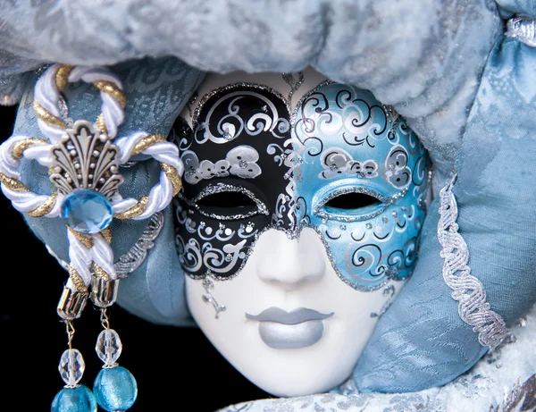 Барвиста венеціанська маска з багатьма деталями на ній — стокове фото