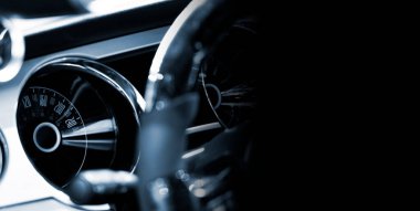 Siyah telif alanı olan gösterge panelini kapat