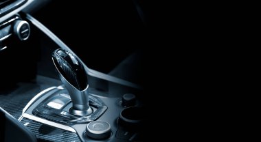 Transmisyon vites dişli bölgesinde siyah kopyasal alan ile araç içi lüksü