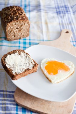 Kahvaltı yumurta şekilli kalp
