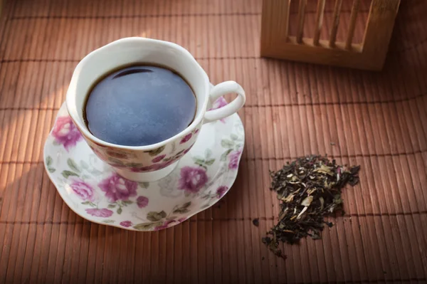 Chá quente em uma xícara de porcelana — Fotografia de Stock