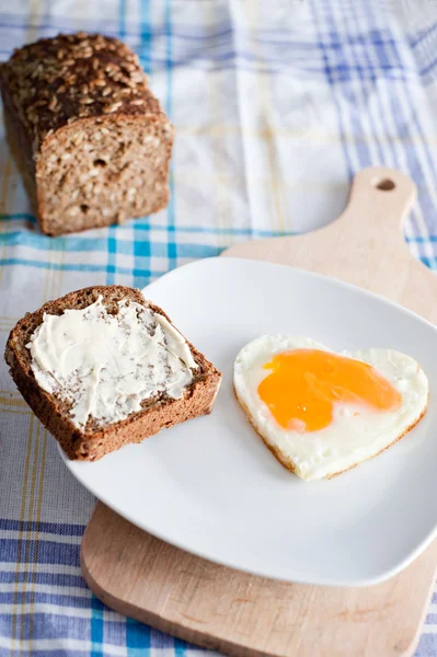 Œuf en forme de coeur au petit déjeuner — Photo