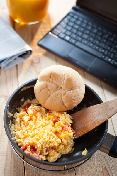 Huevos revueltos para el desayuno —  Fotos de Stock