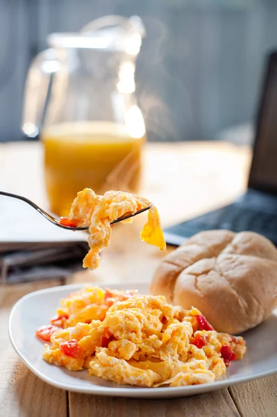 Huevos revueltos para el desayuno — Foto de Stock