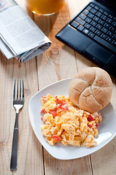 Huevos revueltos para el desayuno —  Fotos de Stock