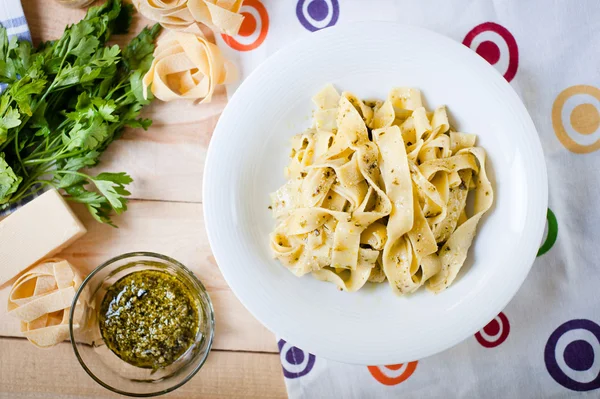 Nudeln mit Pesto — Stockfoto