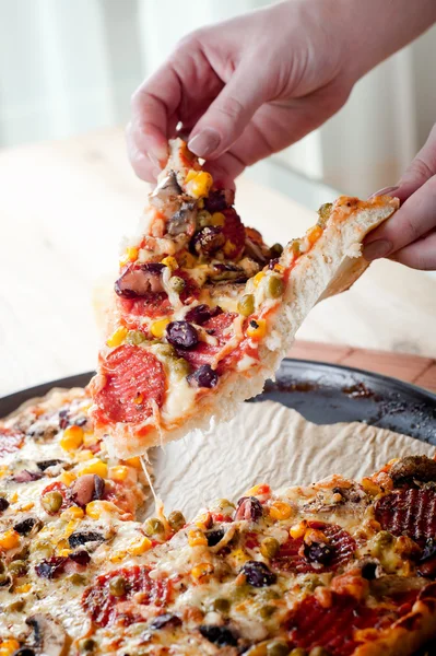 Świeża pizza włoska — Zdjęcie stockowe