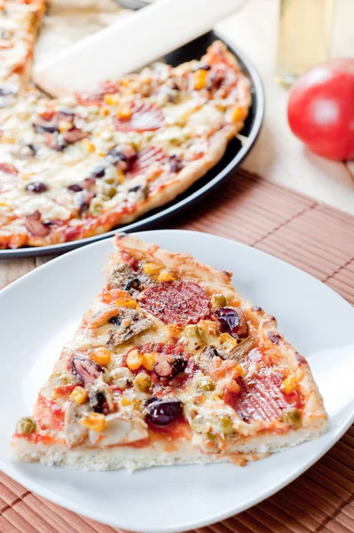 Färsk italiensk pizza — Stockfoto