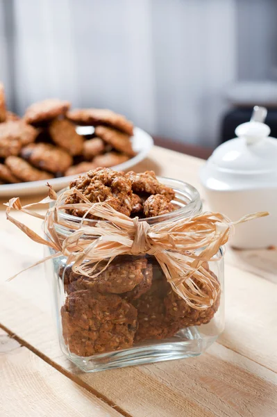 Горшок с здоровым мюсли печеньем — стоковое фото
