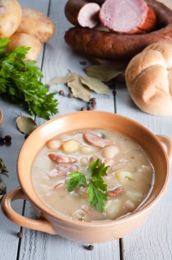 geleneksel sosis ile kalın fasulye çorbası