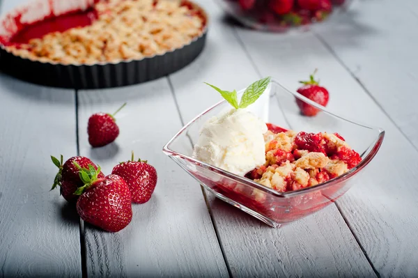 Crumble aux fraises avec crème glacée et muesli — Photo