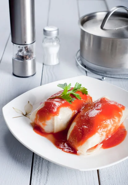 Lekker gevulde kool met tomatensaus — Stockfoto