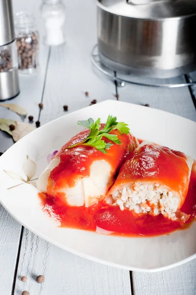 Lekker gevulde kool met tomatensaus — Stockfoto