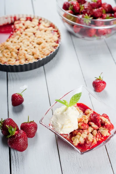 Dondurma ve müsli çilekli kek — Stok fotoğraf