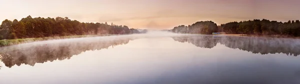 Soluppgång över dimmiga sjön panorama — Stockfoto