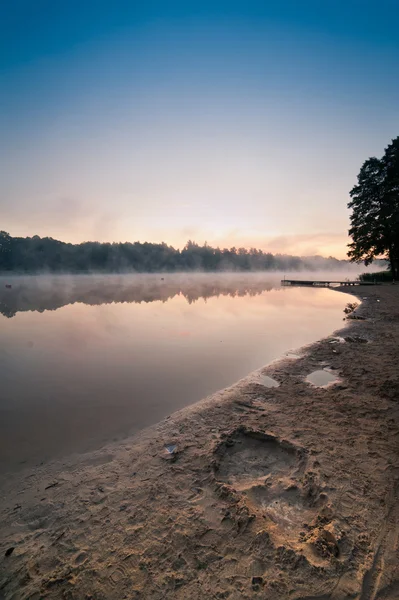 Nascer do sol sobre o lago nebuloso — Fotografia de Stock