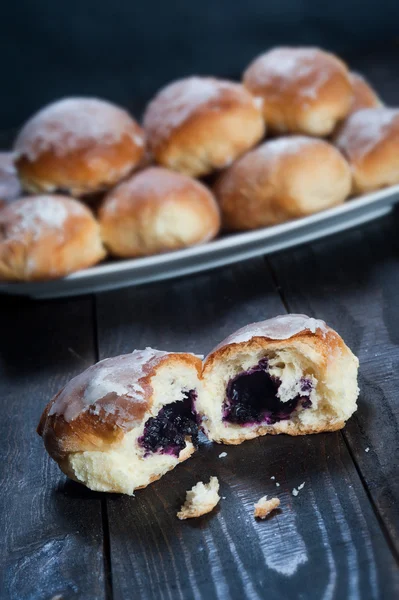 Süße Semmeln mit Blaubeermarmelade — Stockfoto