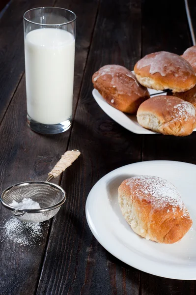 Pão doce com geléia de mirtilos — Fotografia de Stock